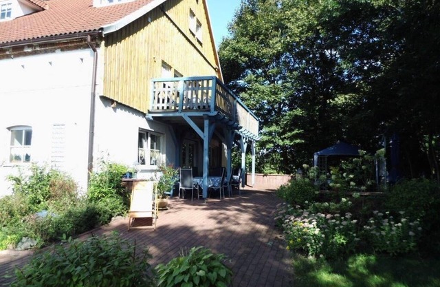 Vacation home for single occupancy for up to 12 people with large garden, close to the lake