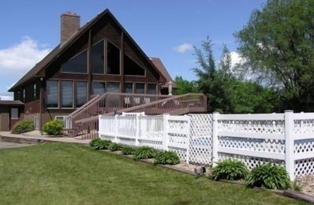 Vacation Home - Larger Home with Privacy and Scenic Views