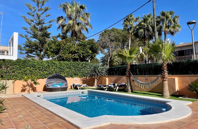 Vacation home with pool for 8 people 200 m to the beach.