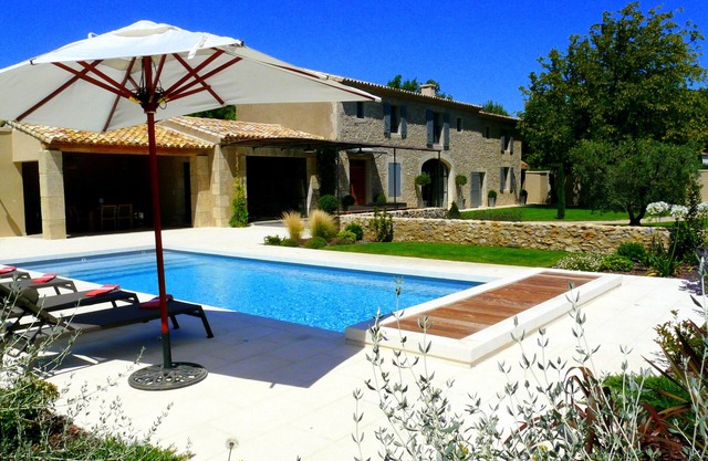 Vacation rental house with pool EYGUIERES LS1-195