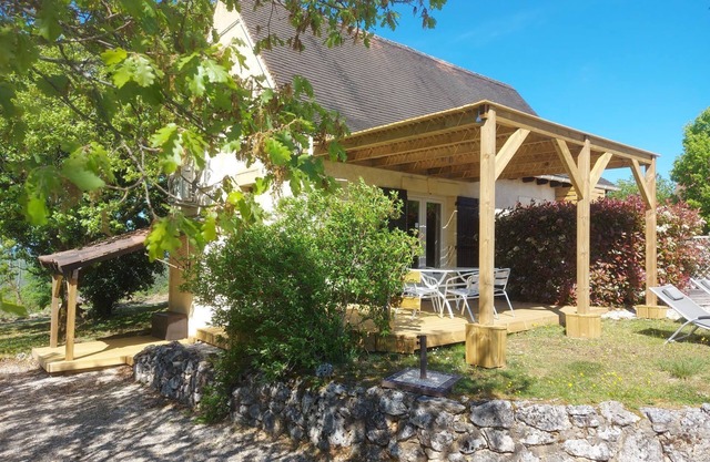 Vacation rental in self-catering village with heated swimming pool near Sarlat