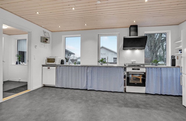 Vacation rooms in a shared house with a large garden and play facilities.