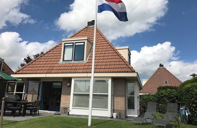 Vakantiehuis met Steiger aan Water: Recent Ingericht, Nieuwe Siematic Keuken