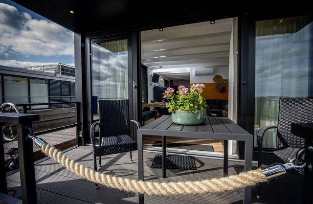 Vakantiewoonboot De Waterparel Direct aan Sneekermeer
