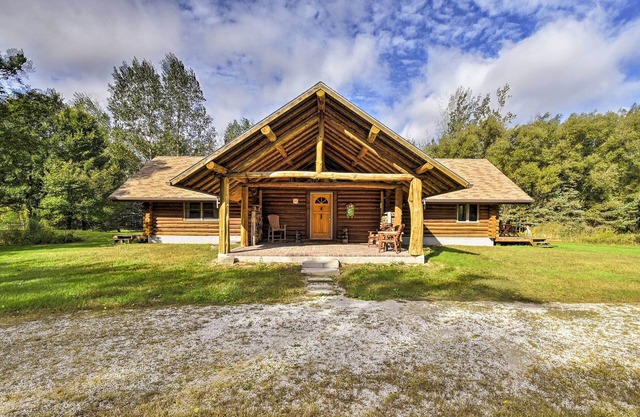 Valders Log Home near EEA Air Show & Sheboygan!