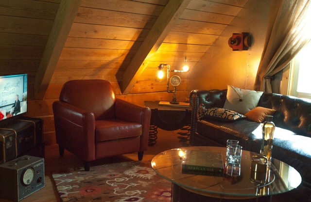 Valerian Cabin at Lake Lucerne Resort and Ranch Treehouse-Vibe Lakeview