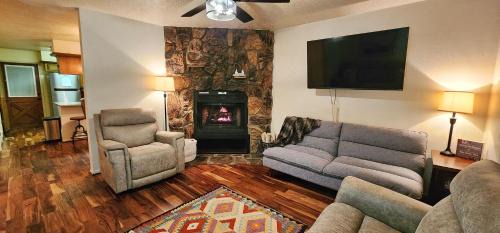 Valley Condo 117 - Creekside - WiFi - Hot Tub - Fireplace - Washer - Dryer - Playground