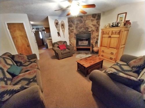 Valley Condo 124 - Creekside - WiFi - Hot Tub - Fireplace - Washer - Dryer - Playground