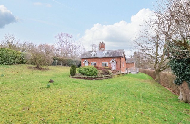 VALLEY FARM COTTAGE, family friendly, with a garden in Melton