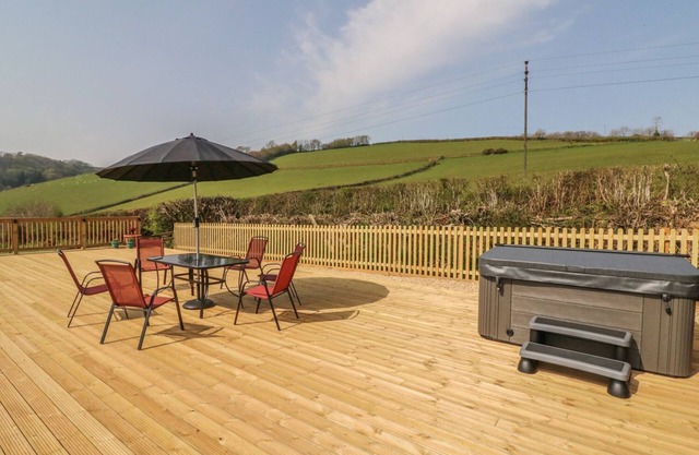 VALLEY VIEW, pet friendly, with hot tub in Bampton, Devon