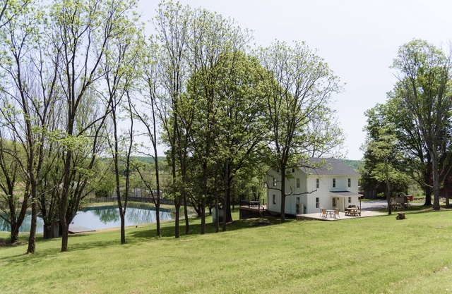 Valley View stay with HOT TUB, Pond, Firepit - 3BD/2BA, Family friendly