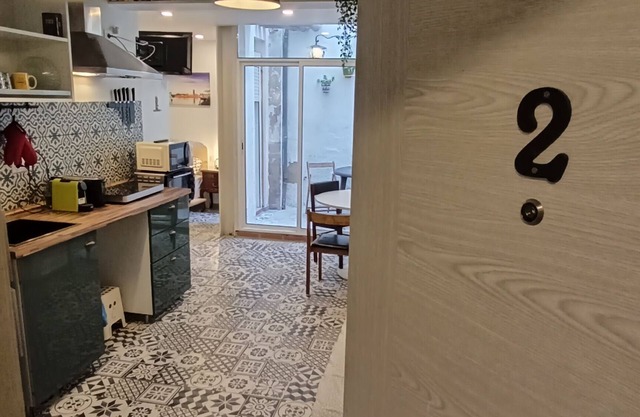 ValueStayBCN Studio with Patio, WiFi, AC, Kitchen, Bathroom, TV, Washing Machine