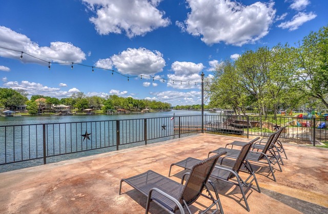 Vaughn: Charming Retreat with Lakeside Serenity!