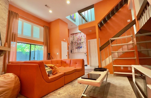 Vaulted Ceilings, King Bed, Pool, 2 Car Garage