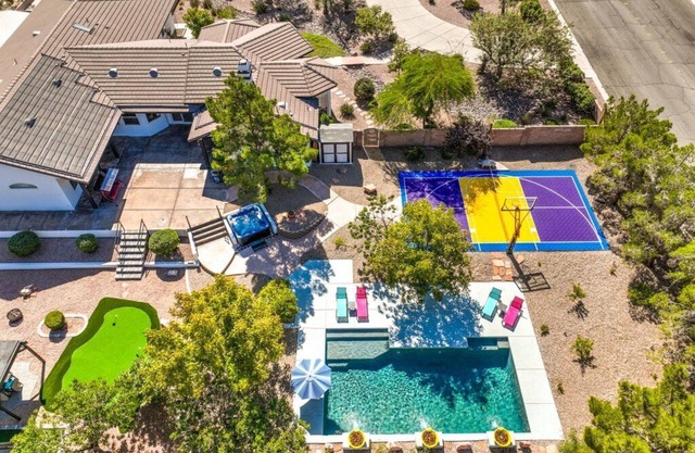 Vegas 6BR Pop Art Mansion, Heated Pool Spa, Basketball, Pickleball, Mini Golf