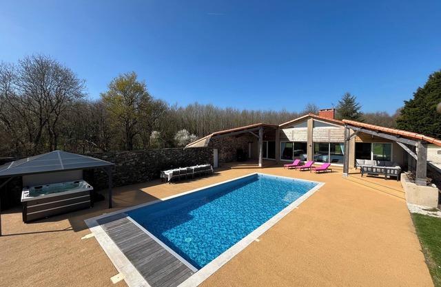 Vendée farmhouse, fully renovated with heated swimming pool