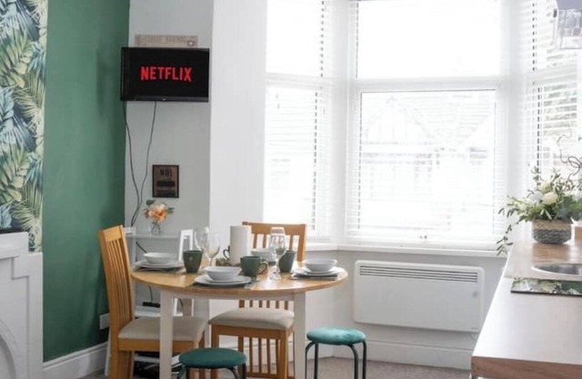 Verdantia Bliss With Parking | Swindon Convenient Stay nn