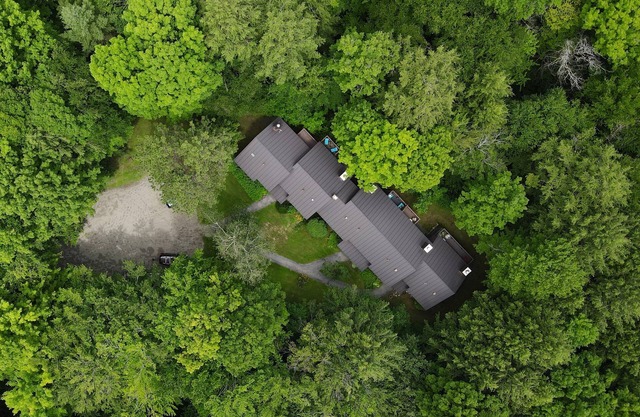 Vermont get-away end unit townhouse nestled in the trees