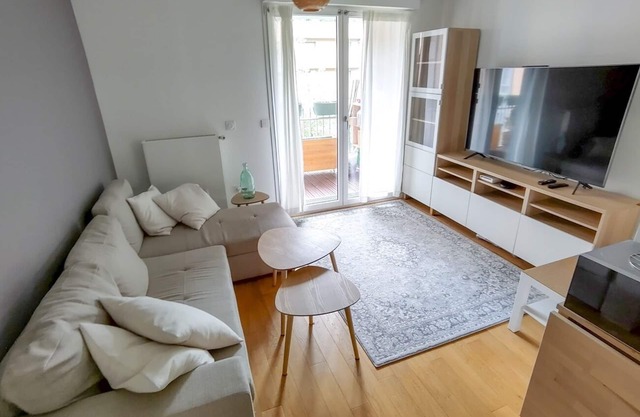 Versailles 2-room apartment, spacious, lovely terrace overlooking park, 3-minute walk from train station.