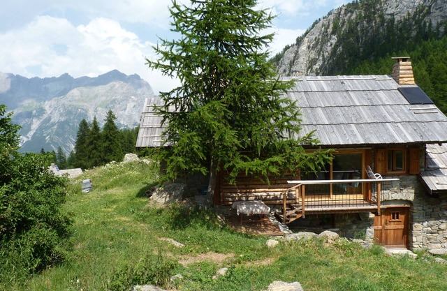 Very beautiful, new alpine chalet, located in the exceptional valley of Narreyroux.