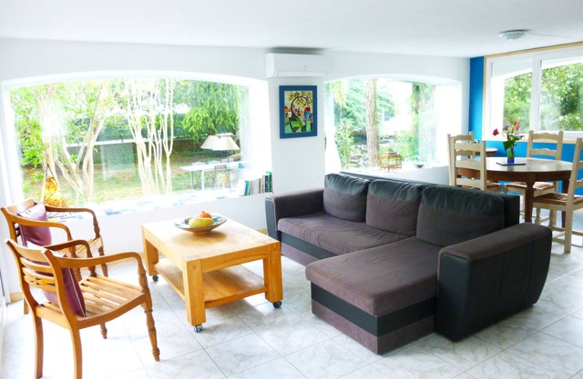 Very bright 65m2 ground-floor apartment in house with large garden, swimming pool
