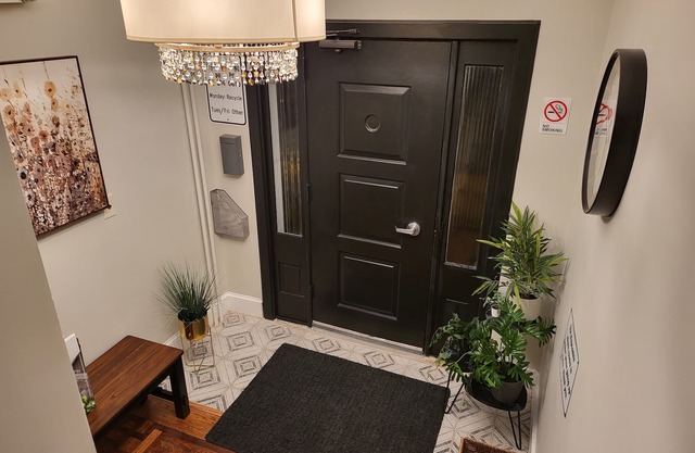 Very Clean and Comfortable 3 Bedroom - Near Everything.