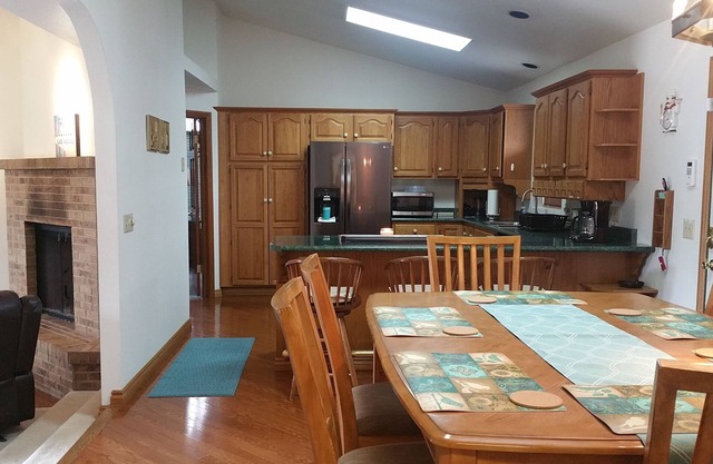 Very clean, quiet, 3/4-acre adorable getaway, near Strip/Downtown