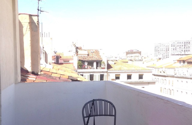 very clear studio, with 2 terraces, close to the old port opposite the opera house