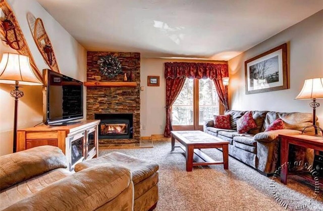 Very comfortable sparkling 1 Bedroom Ski In Ski Out Unit Great Rates!