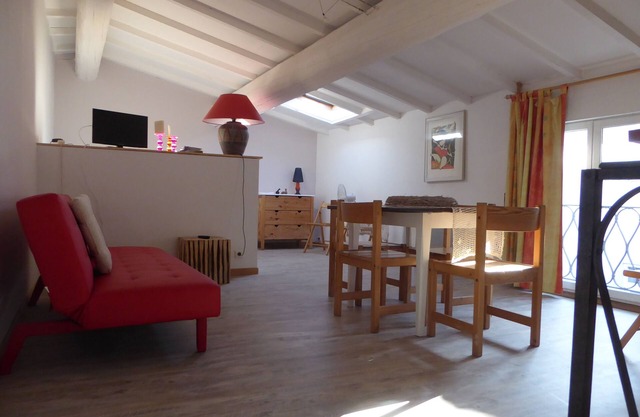 Very nice studio in the heart of a wine village near the Mediterranean.