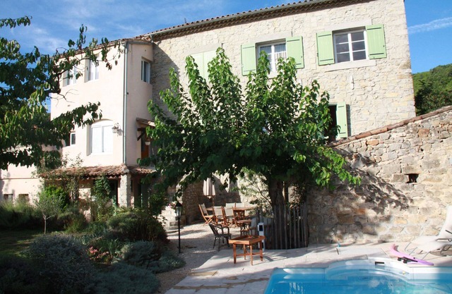 VERY NICE MAS IN THE HEART OF THE VILLAGE OF COURRY