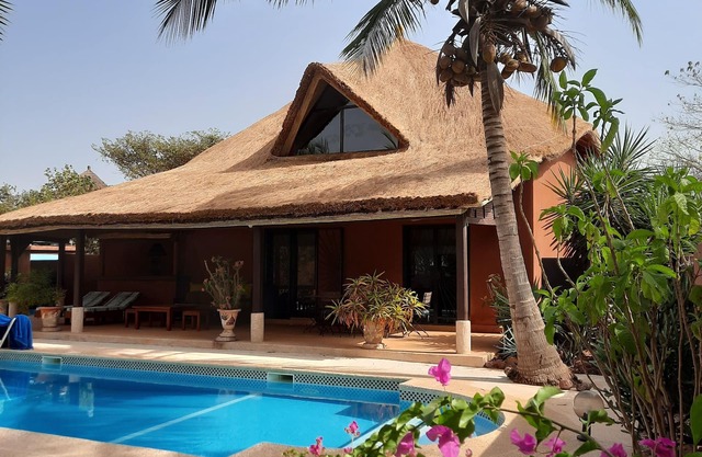 Very pretty villa, exotic garden, swimming pool, quiet residence, close to the ocean.