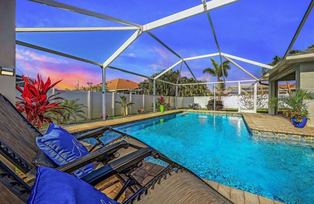 Very Private South Facing Pool/Spa Home Close to shopping and dining