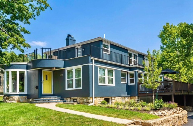 Very Spacious! Game Room, Swing Set, Deck, Yard, Outdoor Fun + Sleeps 16