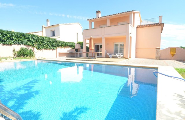 Very spacious house with private pool