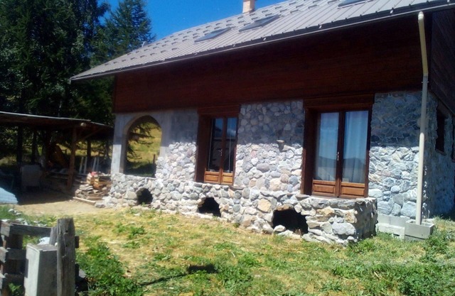 Very sunny chalet at the foot of the slopes, the Ecrins and the paragliding departure point!