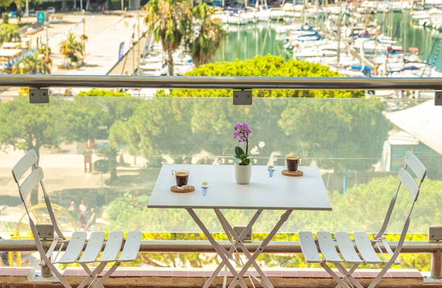 Very sunny spacious, family residence with Marina view, South of France