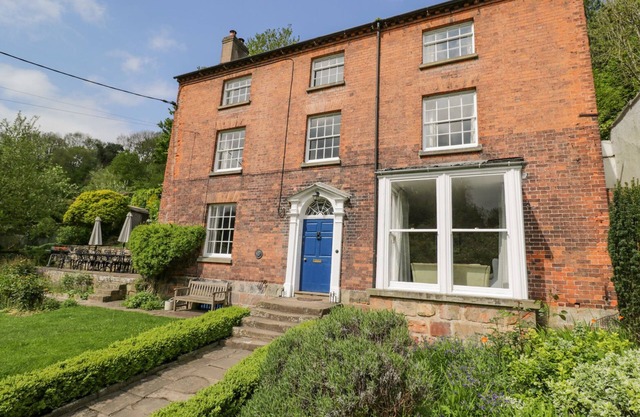 VIADUCT HOUSE, pet friendly, luxury holiday cottage in Lydbrook