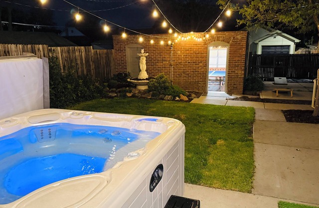 Vibe City! RiNo Escape w/HotTub, 2 Game Rooms, Private Backyard, 4th Night FREE