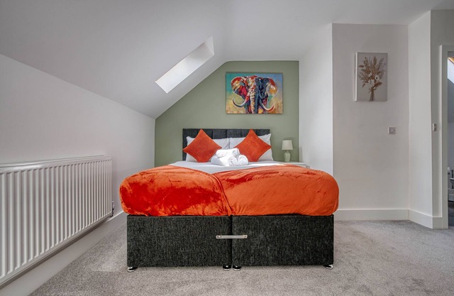 Vibrant 4BR for Families & Contractors w/Parking
