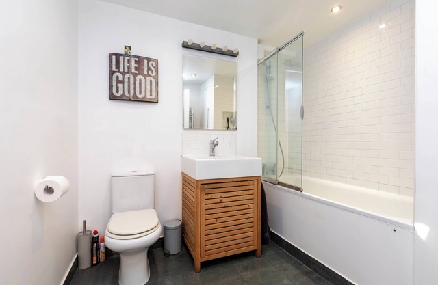 Vibrant and Leafy 2BD Flat in Battersea