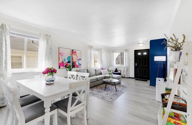Vibrant cottage near Foster Park. Patio, Park and Games