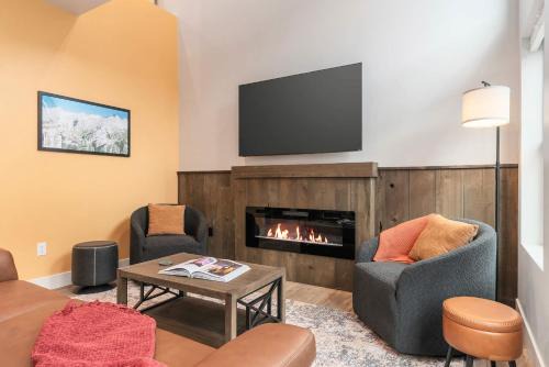 Vibrant Home with Hot Tub AC & 2 Car Garage