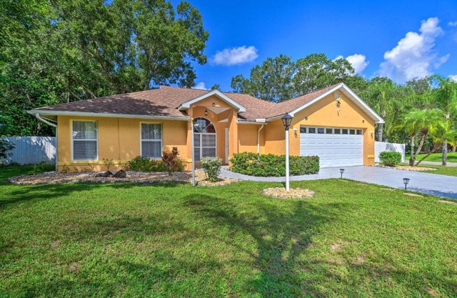 Vibrant Sarasota Home Yard and Furnished Deck!