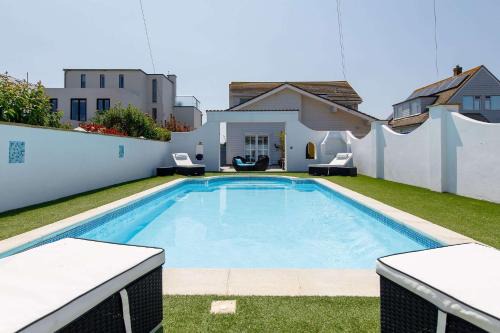 Vibrant Seafront Home for 10 with Pool