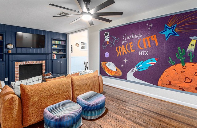 Vibrant Southwest HTX Home- 3BR Central Location- Large Fenced Yard + Fire Pit