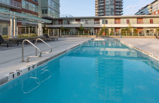 Vic West Gem, workspace, 2 parking spots, AC, Harbor Views off big balcony & Outdoor pool/lounge