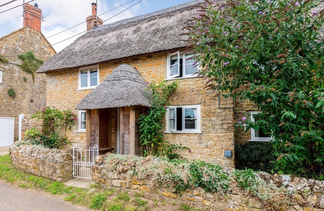 Vicarage Cottage - A beautiful Grade II listed thatched cottage