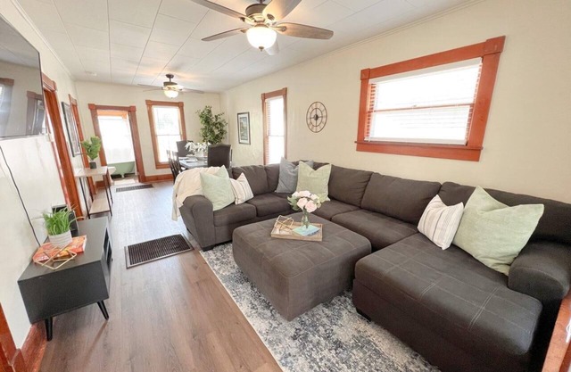 Vicky's Place - 3 bed, 1-bath, Pet Friendly w/Yard & Parking