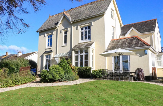 VICTORIA LODGE, pet friendly, with a garden in Kingsbridge